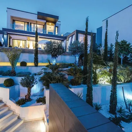 Holiday home Cozy In With Jacuzzi