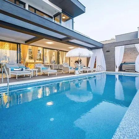 Cozy In With Jacuzzi *