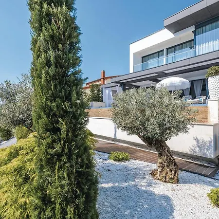 Cozy In With Jacuzzi Holiday home Crikvenica